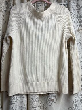 Banana Republic Cream Ribbed Crewneck Sweater Medium